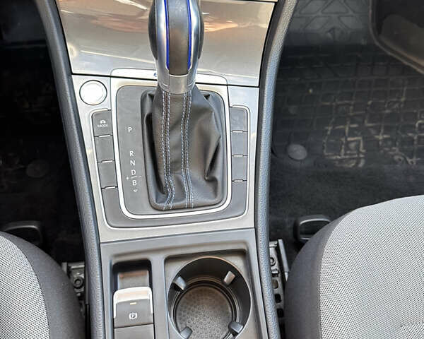 Белый Фольксваген e-Golf, объемом двигателя 0 л и пробегом 35 тыс. км за 9999 $, фото 20 на Automoto.ua