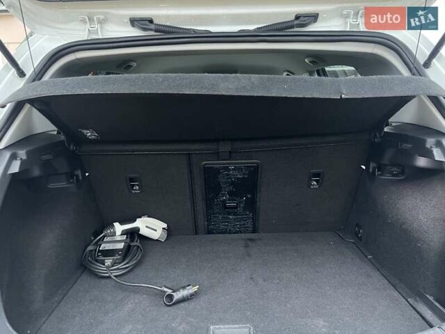 Белый Фольксваген e-Golf, объемом двигателя 0 л и пробегом 93 тыс. км за 8000 $, фото 24 на Automoto.ua