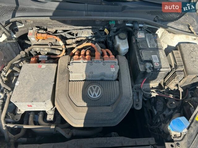 Белый Фольксваген e-Golf, объемом двигателя 0 л и пробегом 152 тыс. км за 9000 $, фото 20 на Automoto.ua