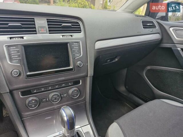 Белый Фольксваген e-Golf, объемом двигателя 0 л и пробегом 95 тыс. км за 8500 $, фото 12 на Automoto.ua