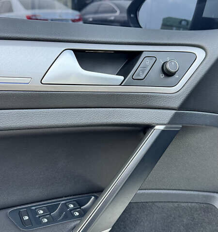 Белый Фольксваген e-Golf, объемом двигателя 0 л и пробегом 154 тыс. км за 9900 $, фото 16 на Automoto.ua