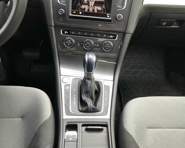 Белый Фольксваген e-Golf, объемом двигателя 0 л и пробегом 40 тыс. км за 12000 $, фото 3 на Automoto.ua