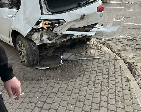 Білий Фольксваген e-Golf, об'ємом двигуна 0 л та пробігом 203 тис. км за 4500 $, фото 3 на Automoto.ua