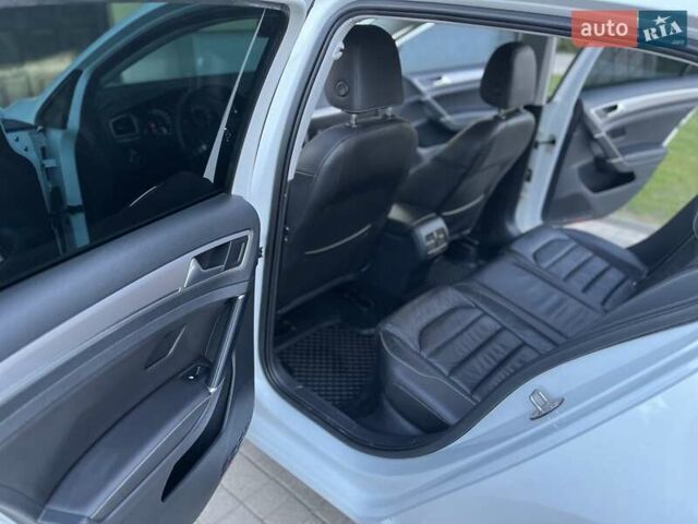 Белый Фольксваген e-Golf, объемом двигателя 0 л и пробегом 120 тыс. км за 11000 $, фото 16 на Automoto.ua