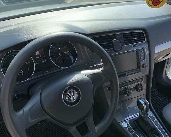 Белый Фольксваген e-Golf, объемом двигателя 0 л и пробегом 82 тыс. км за 10300 $, фото 4 на Automoto.ua
