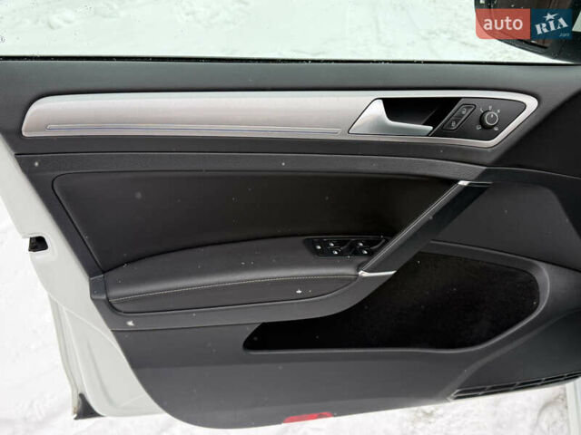 Белый Фольксваген e-Golf, объемом двигателя 0 л и пробегом 149 тыс. км за 8800 $, фото 32 на Automoto.ua