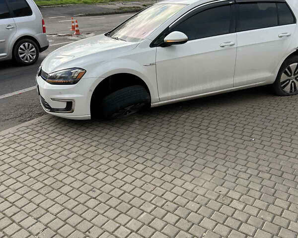 Білий Фольксваген e-Golf, об'ємом двигуна 0 л та пробігом 203 тис. км за 4500 $, фото 1 на Automoto.ua
