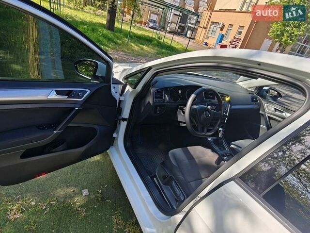 Белый Фольксваген e-Golf, объемом двигателя 0 л и пробегом 62 тыс. км за 11200 $, фото 10 на Automoto.ua