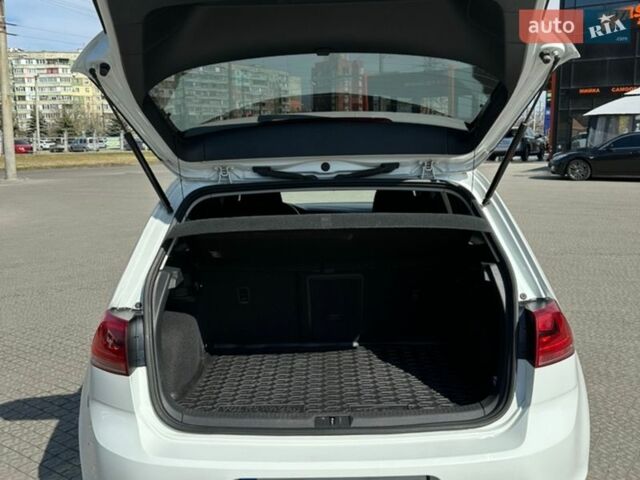 Білий Фольксваген e-Golf, об'ємом двигуна 0 л та пробігом 88 тис. км за 12000 $, фото 13 на Automoto.ua