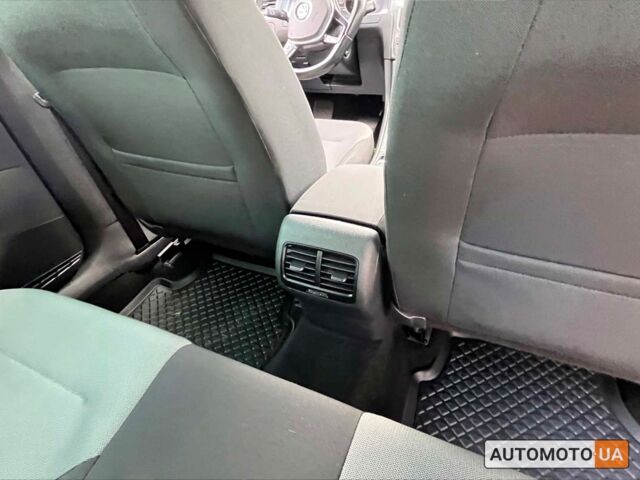 Белый Фольксваген e-Golf, объемом двигателя 24 л и пробегом 130 тыс. км за 11250 $, фото 15 на Automoto.ua