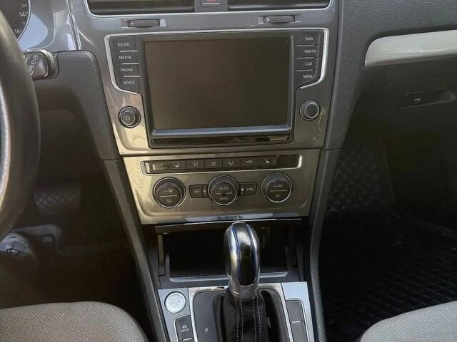 Белый Фольксваген e-Golf, объемом двигателя 0 л и пробегом 107 тыс. км за 9200 $, фото 3 на Automoto.ua