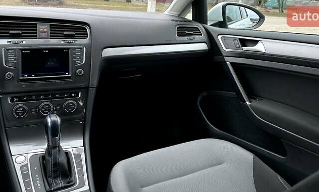 Белый Фольксваген e-Golf, объемом двигателя 0 л и пробегом 72 тыс. км за 12900 $, фото 18 на Automoto.ua