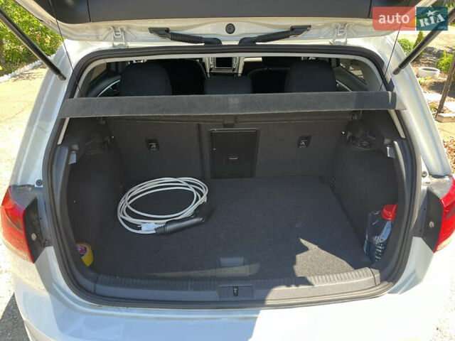 Белый Фольксваген e-Golf, объемом двигателя 0 л и пробегом 126 тыс. км за 9500 $, фото 13 на Automoto.ua