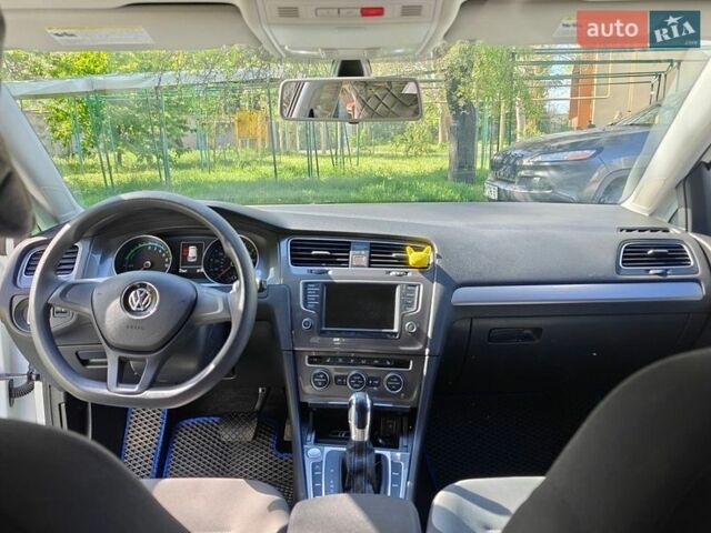 Белый Фольксваген e-Golf, объемом двигателя 0 л и пробегом 62 тыс. км за 11200 $, фото 8 на Automoto.ua