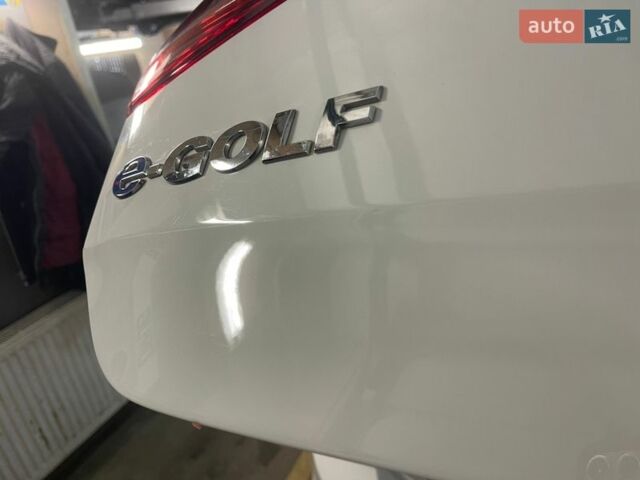 Белый Фольксваген e-Golf, объемом двигателя 0 л и пробегом 115 тыс. км за 8999 $, фото 18 на Automoto.ua