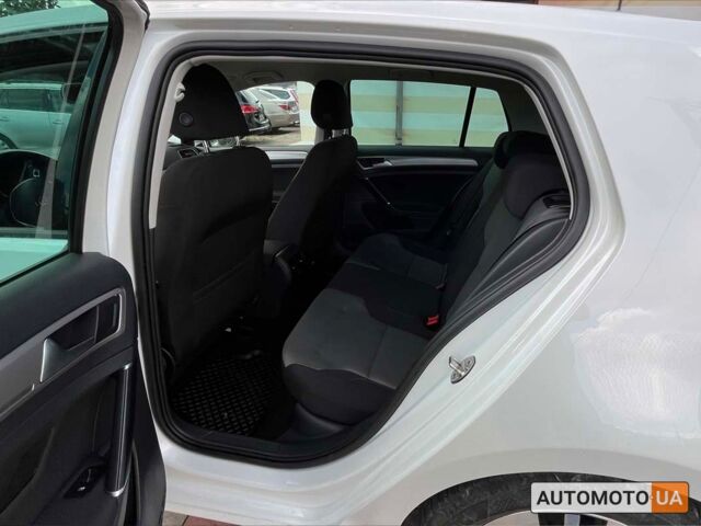 Белый Фольксваген e-Golf, объемом двигателя 24 л и пробегом 130 тыс. км за 11250 $, фото 18 на Automoto.ua