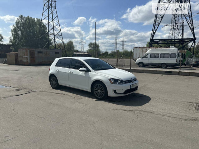 Белый Фольксваген e-Golf, объемом двигателя 0 л и пробегом 107 тыс. км за 10900 $, фото 10 на Automoto.ua