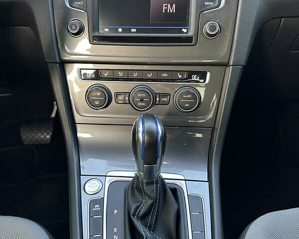 Белый Фольксваген e-Golf, объемом двигателя 0 л и пробегом 92 тыс. км за 7999 $, фото 16 на Automoto.ua