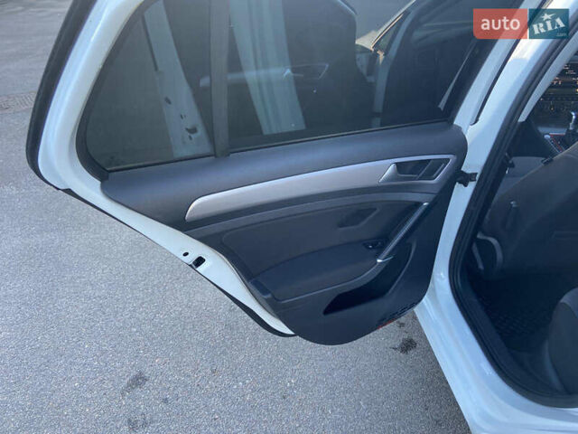 Белый Фольксваген e-Golf, объемом двигателя 0 л и пробегом 113 тыс. км за 9000 $, фото 13 на Automoto.ua