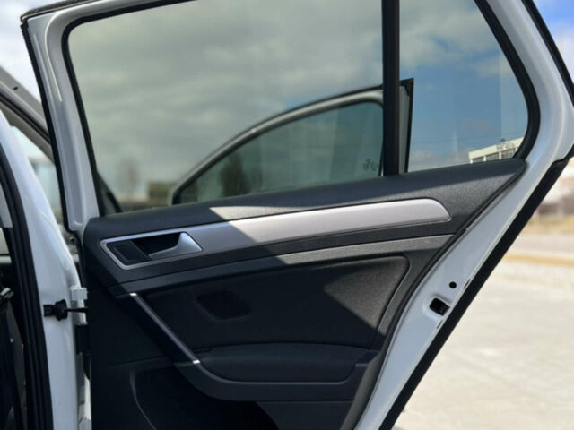 Белый Фольксваген e-Golf, объемом двигателя 0 л и пробегом 130 тыс. км за 10400 $, фото 35 на Automoto.ua