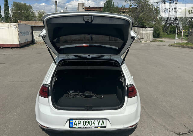 Белый Фольксваген e-Golf, объемом двигателя 0 л и пробегом 107 тыс. км за 10900 $, фото 12 на Automoto.ua