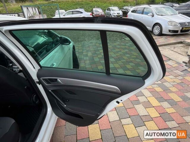 Белый Фольксваген e-Golf, объемом двигателя 24 л и пробегом 130 тыс. км за 11250 $, фото 13 на Automoto.ua