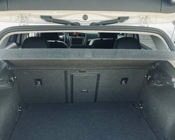 Белый Фольксваген e-Golf, объемом двигателя 0 л и пробегом 59 тыс. км за 9400 $, фото 15 на Automoto.ua