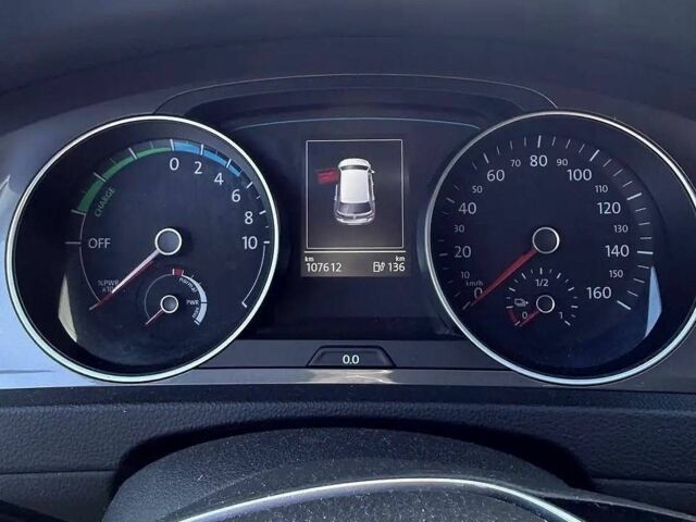 Белый Фольксваген e-Golf, объемом двигателя 0 л и пробегом 107 тыс. км за 9200 $, фото 2 на Automoto.ua