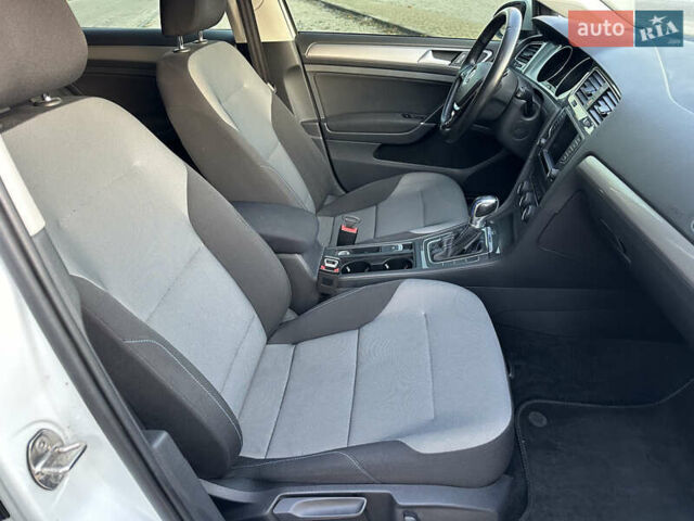 Белый Фольксваген e-Golf, объемом двигателя 0 л и пробегом 92 тыс. км за 7999 $, фото 24 на Automoto.ua
