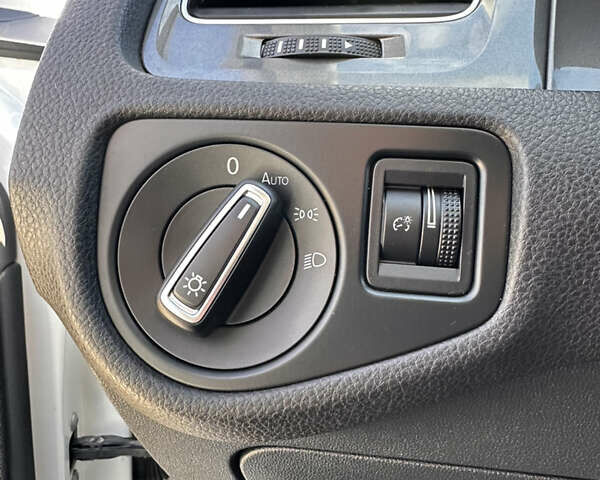 Белый Фольксваген e-Golf, объемом двигателя 0 л и пробегом 35 тыс. км за 9999 $, фото 22 на Automoto.ua