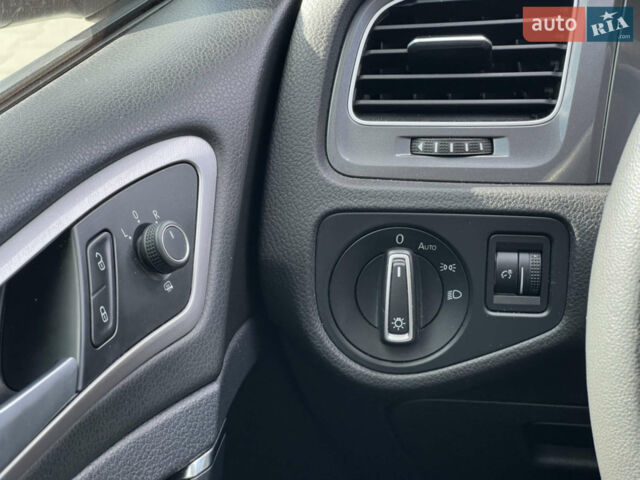 Белый Фольксваген e-Golf, объемом двигателя 0 л и пробегом 130 тыс. км за 10400 $, фото 46 на Automoto.ua