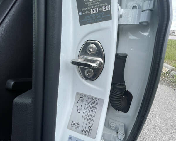 Белый Фольксваген e-Golf, объемом двигателя 0 л и пробегом 154 тыс. км за 11000 $, фото 18 на Automoto.ua