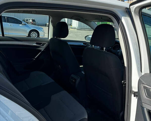 Белый Фольксваген e-Golf, объемом двигателя 0 л и пробегом 88 тыс. км за 8500 $, фото 16 на Automoto.ua