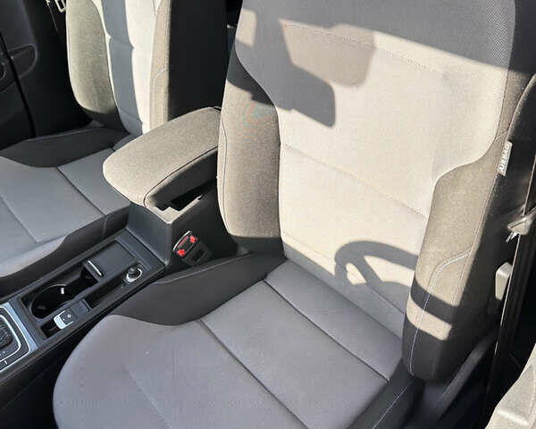 Белый Фольксваген e-Golf, объемом двигателя 0 л и пробегом 35 тыс. км за 9999 $, фото 24 на Automoto.ua