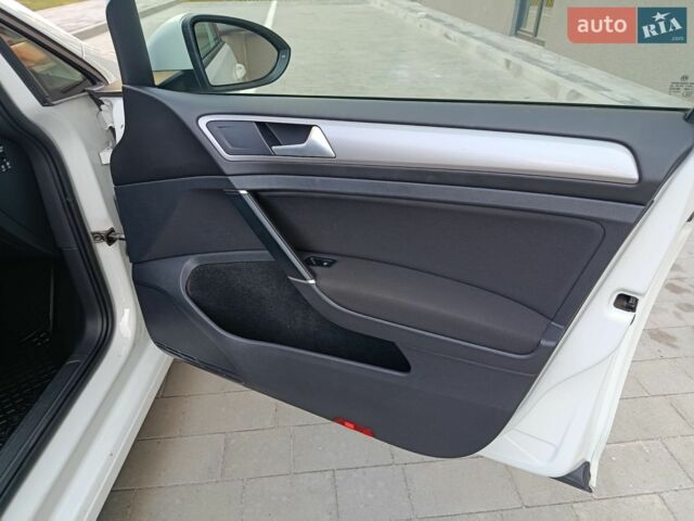 Белый Фольксваген e-Golf, объемом двигателя 0 л и пробегом 155 тыс. км за 7650 $, фото 16 на Automoto.ua