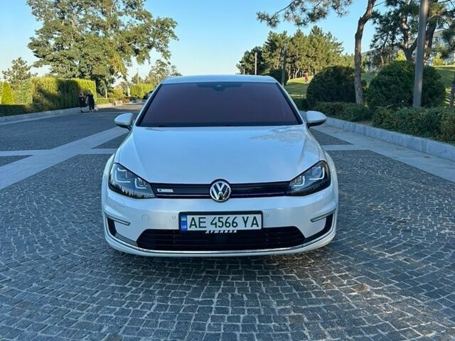 Белый Фольксваген e-Golf, объемом двигателя 0 л и пробегом 132 тыс. км за 10800 $, фото 2 на Automoto.ua