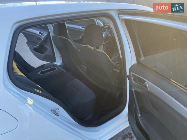 Белый Фольксваген e-Golf, объемом двигателя 0 л и пробегом 113 тыс. км за 9000 $, фото 17 на Automoto.ua