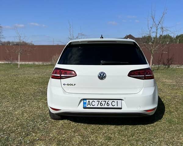 Белый Фольксваген e-Golf, объемом двигателя 0 л и пробегом 73 тыс. км за 10000 $, фото 5 на Automoto.ua