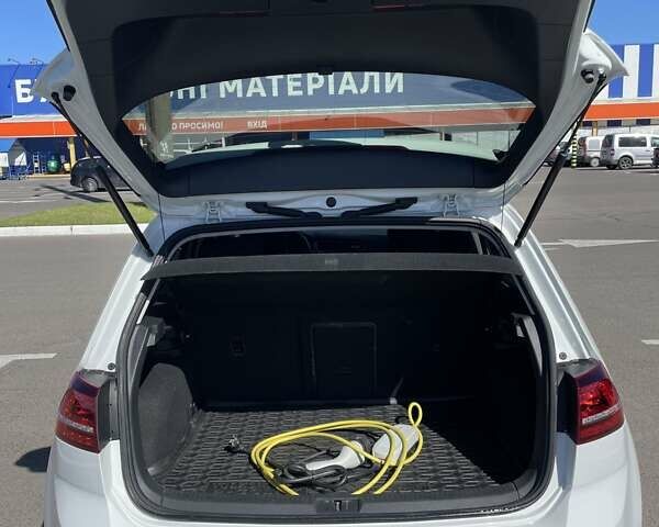 Белый Фольксваген e-Golf, объемом двигателя 0 л и пробегом 119 тыс. км за 8600 $, фото 24 на Automoto.ua