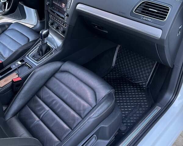 Белый Фольксваген e-Golf, объемом двигателя 0 л и пробегом 120 тыс. км за 11000 $, фото 19 на Automoto.ua