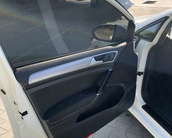 Белый Фольксваген e-Golf, объемом двигателя 0 л и пробегом 82 тыс. км за 10300 $, фото 10 на Automoto.ua