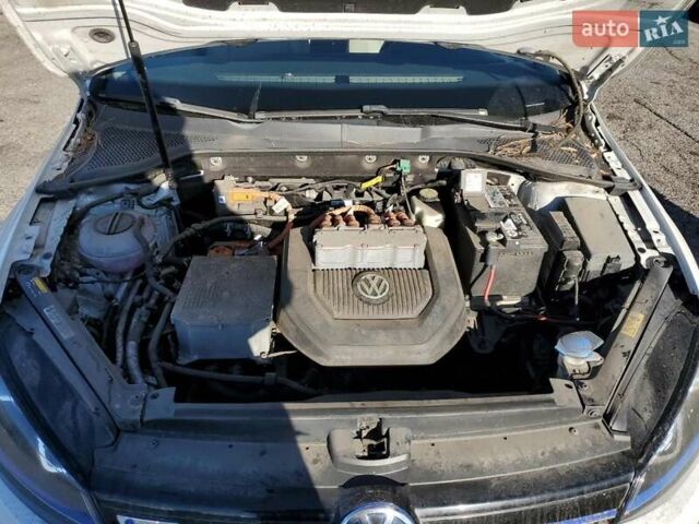 Фольксваген e-Golf 2016 в Кропивницком (Кировограде) на Automoto.ua Белый Фольксваген e-Golf, объемом двигателя 0 л и пробегом 103 тыс. км за 2300 $, фото 10 на Automoto.ua