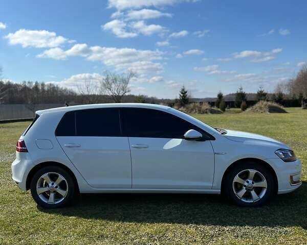 Белый Фольксваген e-Golf, объемом двигателя 0 л и пробегом 73 тыс. км за 10000 $, фото 1 на Automoto.ua
