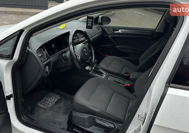 Белый Фольксваген e-Golf, объемом двигателя 0 л и пробегом 126 тыс. км за 12800 $, фото 14 на Automoto.ua