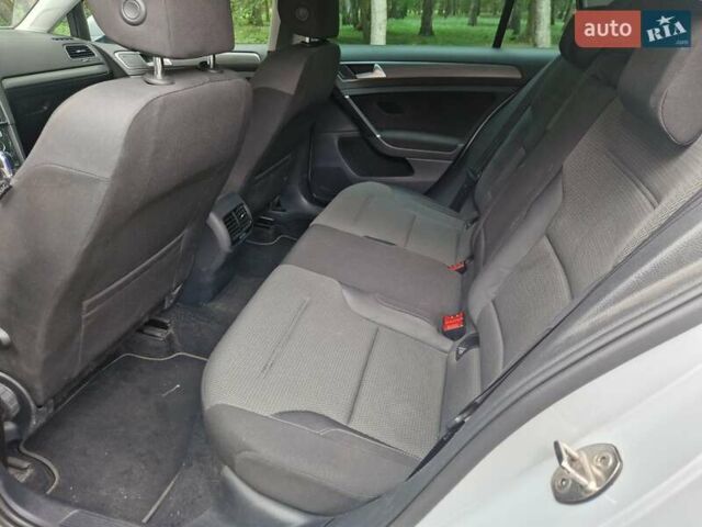 Белый Фольксваген e-Golf, объемом двигателя 0 л и пробегом 97 тыс. км за 12950 $, фото 14 на Automoto.ua