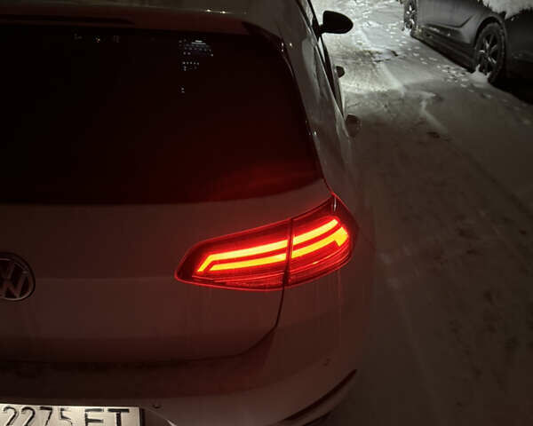 Белый Фольксваген e-Golf, объемом двигателя 0 л и пробегом 137 тыс. км за 13150 $, фото 2 на Automoto.ua