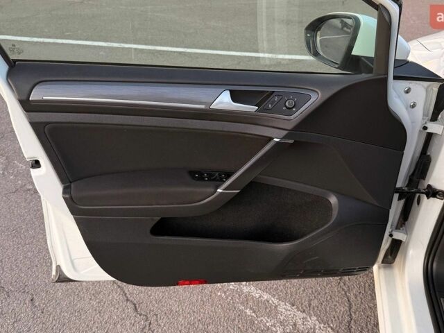 Белый Фольксваген e-Golf, объемом двигателя 0 л и пробегом 99 тыс. км за 13500 $, фото 15 на Automoto.ua