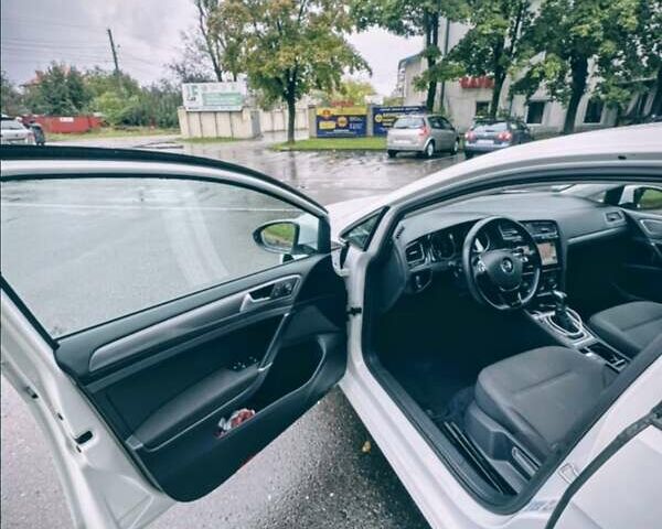 Белый Фольксваген e-Golf, объемом двигателя 0 л и пробегом 163 тыс. км за 11800 $, фото 2 на Automoto.ua