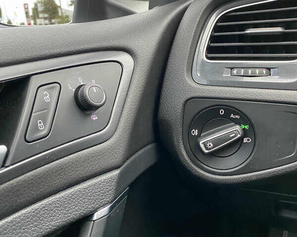 Белый Фольксваген e-Golf, объемом двигателя 0 л и пробегом 107 тыс. км за 13800 $, фото 14 на Automoto.ua