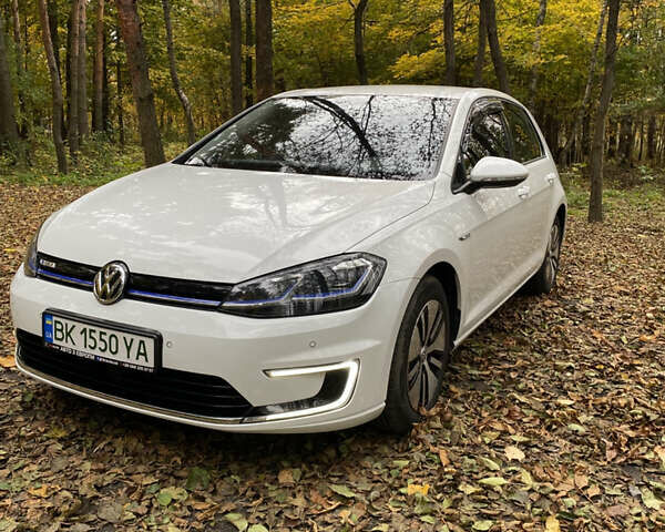 Белый Фольксваген e-Golf, объемом двигателя 0 л и пробегом 104 тыс. км за 12800 $, фото 1 на Automoto.ua